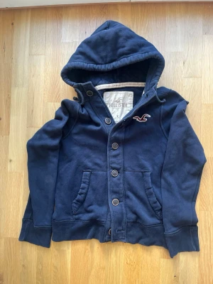 Hollister Cardigan XL - Säljer denna feta cardigan som inte säljs längre. Det är i fint skick utan defekter, priset ej hugget i sten. Kom PM för fler bilder eller andra funderingar!