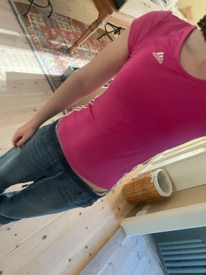 Söt Rosa Adidas Träningströja - Säljer denna rosa adidas träningströja storlek S. 