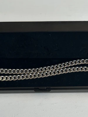 Sterling Silver Curb Necklace  - Pansarlänk halsband i äkta silver i fint skick. Material: 925 Sterling silver Längd: ca 46 cm Bredd: 5 mm Stämplar: 925 och GHA (svensk tillverkare) Skick: Bra skick Nypris: Runt 2900 kr i butik
