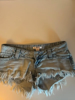 Ljusblåa Low waist  jeansshorts från Gina Tricot - Ljusblå jeans short från Gina i storlek xxs, använda en gång. Pris kan så klart diskuteras❣️