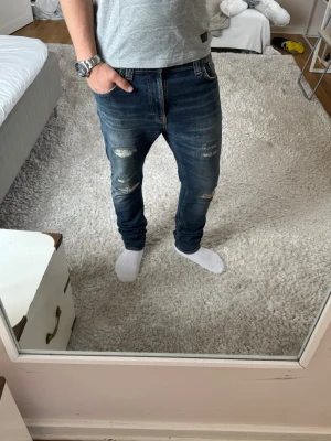 Nudie Jeans med slitningar  - Nudie Jeans Brute Knut | skick 9/10 | Storlek 31/32 | Pris - 749kr | Modellen är ca 180cm lång | Hör av dig vid minsta fråga eller fundering!!