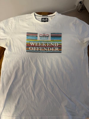 Weekend Offender Spines Vit XL - Säljer en Weekend Offender Spines Vit T-shirt i storlek XL. I mycket bra skick. Köpts på WOs hemsida.