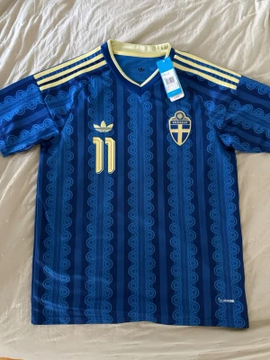 Sverige landslagströja i storlek L - Säljer denna snygga Sverige tröja med elanga 11 på ryggen. Den är helt ny och oanvänd med lapp kvar. Vid funderingar är det bara att höra av sig!🙂