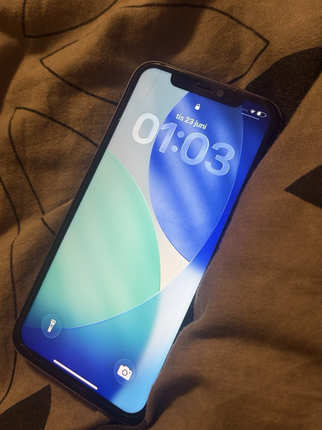 Lila iPhone 11 med glasbaksida - 1