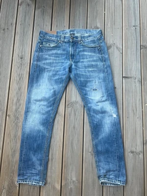 Dondup jeans - Riktig feta Dondup jeans med många slitningar. Är i relativt bra skick och kan lätt rockas i alla årstider men är speciellt fina nu inför sommaren. Hör av dig vid frågor eller funderingar!