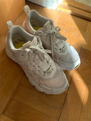 Chunky beige sneakers från Buffalo - Snygga Buffalo sneakers 👟 i ljus beige/rosa ton med chunky sula och mesh-detaljer ⭐️ Veganska material 🌱. Bekväma vardagsskor som passar till allt.  Använda med tydliga spår av användning. Det finns smuts och skav runt kanterna och lite slitage framtill samt på sulan (syns på bilderna). Fortfarande fullt användbara, perfekt om du vill rengora dem och fa dem fräschare. Priset kan diskuteras :) 