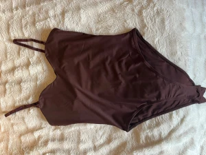 Body - Säljer denna fina bodyn då den va liiite för stor för mig bara. Ska vara en XS men är mer en S/M skulle jag påstå!💛 Den är från Shein men är ändå i gott skick💛