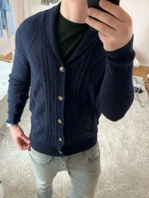 Stickad cardigan  -  Cardigan | skick 9/10 | Storlek L | Pris - 399kr | Modellen är ca 181cm lång | Hör av dig vid minsta fråga eller fundering!!