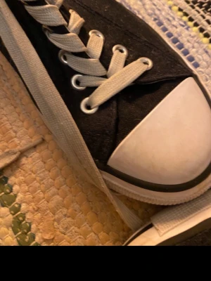 Sommarskor  - Ett par sköna sommarskor perfekt till sommaren och våren då de inte är så tjocka i materialet! 