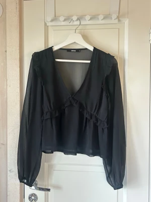 Svart fest blus  - Fin blus från Bikbok! Säljer då den inte kommer till användning. Använd fåtal gånger, har inga defekter och är i nyskick! 🤗🩷passar xs-m beroende på vilken passform man föredrar 