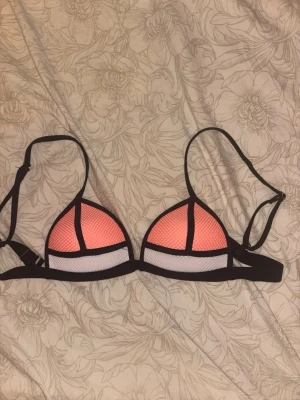 2016 triangl liknande bikiniöverdel - Säljer denna superpopulära 2016 inspererad triangl inspererad bikini. Köpte själv på Vinted så vet ej om den är äkta. Jättefint skick! Den är i st L men passar snarare S/M #greece #lowwaist #lowrise #cropped #summer #cleangirl #cleangirlaesthetic #thatgirl #thatgirlaesthetic #softgirl #classy #elegantstyle #effortlesschic #chicvibes #minimalchic #scandistyle #pinterestoutfit #oldmoneyaesthetic #romanticstyle #outfitinspo #coral #2016 #glitter #scandi #triangl 