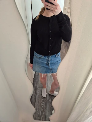 Svart basic kofta med knappar - jättefin enkel kofta❣️