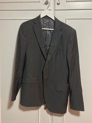 Mörkgrå klassisk kavaj herr från Massimo Dutti  - Kavaj från Massimo Dutti i extrafine wool.