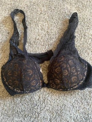 Svart intimissmi bh - Säljer då jag aldrig använt den endast testad, lappar är ej kvar💓