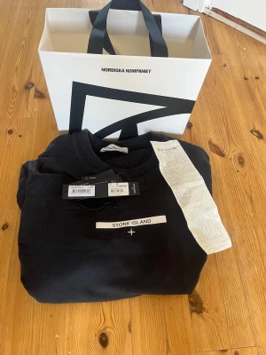  Stone Island tröja - Stone island tröja i storlek M. Tags o kvitto och allt finns kvar. Fint skick men används inte längre då den är lite liten🤘