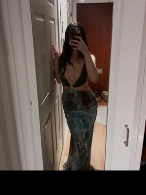 Mönstrad långklänning med öppen rygg - Jätte fin klänning inför sommaren, använt bara en gång så i bra skick. 🤗