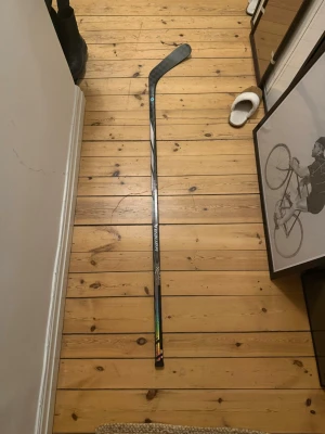 Svart hockeyklubba från Bauer - Säljer en svart Proto R hockeyklubba i mycket bra skick nypris 2200kr