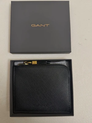 Svart skinnplånbok från Gant - Helt ny plånbok ifrån GANT. Kommer i original förpackning helt oanvänd! Jättefin till både män och kvinnor. 