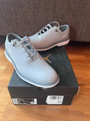 Jordan golfskor - Jordan golf skor. Helt nya aldrig använda. Storlek 43. 
