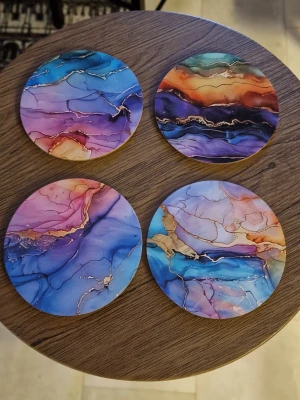 Glasunderlägg multifärg - 4st träunderlägg  multifärg. Värme- och halkfria. Runda bordsskyddare med i multifärg, för hemmet, kontoret. 10× 10 cm.