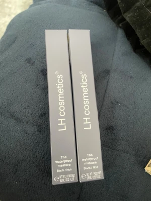 LH Cosmetics svart vattenfast mascara x2 - Säljer två stycken LH Cosmetics The Waterproof Mascara i färgen svart. Förpackningarna är stilrena och mattsvarta med vit text. Varje mascara innehåller 9,5 ml och är perfekt för dig som vill ha en vattenfast formula som håller hela dagen.