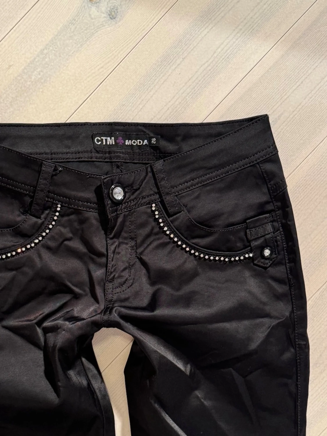 Lågmidjade utsvänga jeans i satin - 5