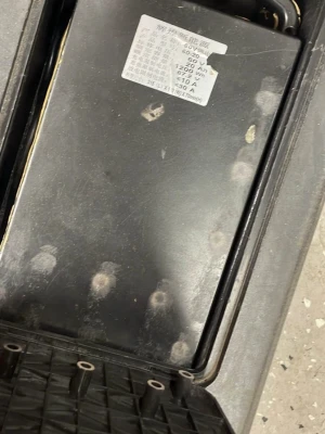 Fatbike batteri  - Säljer ett svart batteripack för elfordon, med handtag och laddningskontakt. Batteriet har märkning 60V, 20Ah och 1200Wh. Höljet är av hård plast och har en rektangulär form. Perfekt för dig behöver för fatbike batteri. Det är en batteri för fatbike 