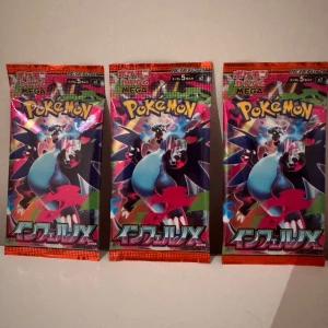 Pokémon japanska booster packs - 3st japanska Pokémon booster packs (inferno x) varje pack innehåller 5 slumpmässiga kort. Perfekt för dig som samlar eller spelar!