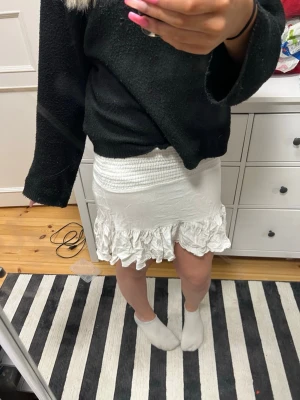 Vit volang kjol  - Supersöt vit kjol som jag endast använt en gång som en topp, passar perfekt till varma dagar! 