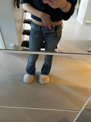 Blå bootcut jeans från Diesel  - Säljer ett par blå bootcut jeans från Diesel med låg midja och klassiska fem fickor. Jeansen har en snygg tvätt och Diesel-lapp bak i midjan. Perfekta för dig som gillar en retro och avslappnad stil. Säljer dessa då dom blivit för små , det finns några defekter som jag visar på bilderna. Midjemått tvärs över är 38 cm och innerbenslängd 83 