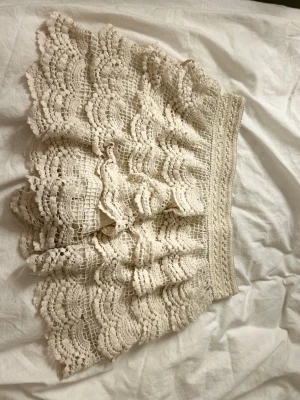 Beige spetskshorts med volang - Jag säljer dessa trendiga spetsshorts, eftersom att det inte längre går till användning💗