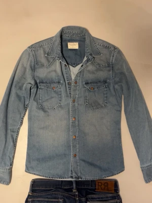 Jeansskjorta från Nudie Jeans - Säljer denna skit snygga Jeans skjortan från Nudie. Storlek S, riktigt bra skick. Bara att skriv vid frågor eller funderingar. svarar väldigt fort 🙂