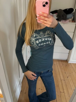 Guess topp - Snygg långärmad topp från Guess i storlek S, men skulle mer säga xs. Fint skick, alla stenar är kvar💕