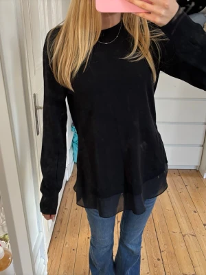 Svart tröja  - Svart långärmad tröja med en detalj längst ner. Fint skick, från Next i storlek 10, motsvarar väl typ M💕