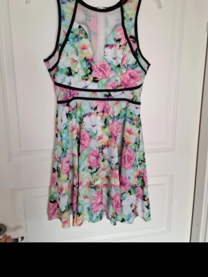 Blommig kortklänning med meshdetaljer - 🌸Storlek S 🌸Snygga detaljer och rygg 🌸Kommer från djur och rökfritt hem 🌸Inköpt på nelly 🌸Hittar inga fel på den, använd en gång