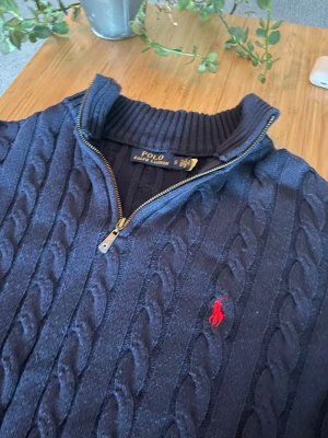 Mörkblå kabelstickad Ralph Lauren tröja - En väldigt fin stickad Ralf Lauren half zip med cableknit mönster. | Tröjan är i väldigt bra skick! | Har storleken S men passar bättre på M | skriv vid frågor! ✨🙌