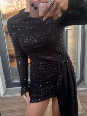 Svart glittrig kort klänning - Perfekt för fester🤩💗