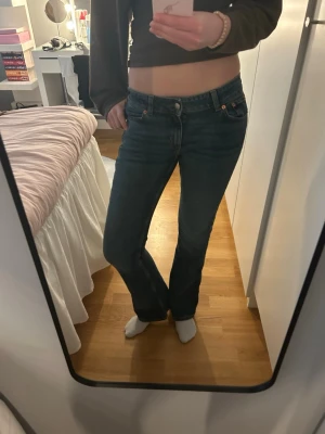 Mörkblå bootcut jeans från junkyard - Säljer ett par mörkblå bootcut jeans från junkyard. Jeansen har normal midja men lite mer åt low waist.. Perfekta för en avslappnad och trendig look.