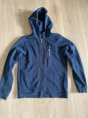 Sail racing zip - Säljer denna Sail racing zip hoodie stl 170 skulle säga att den passar xs,s. Väldigt fint skick, pris kan diskuteras!