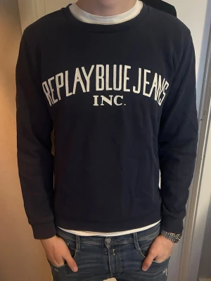 Mörkblå sweatshirt Replay Blue Jeans - Mörkblå sweatshirt från Replay Blue Jeans med vit text framtill. Köpt för 900kr. Strlk M, liten på modellen. Pris går att diskutera.