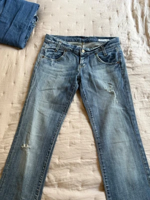Snygga jeans från lee - Snygga utsvängda jeans ursprungligen från lee, storlek L, men skulle säga att de är mer 27/32 ungefär. Ställ gärna frågor om det behövs!🤗