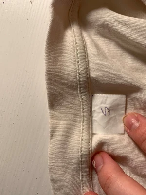 Vit basic t-shirt i bomull, stl S - Enkel och stilren vit t-shirt i mjuk bomull. Klassisk passform med rund halsringning och korta ärmar. Perfekt att matcha med jeans eller shorts för en clean look.