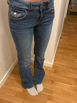 Gina jeans - Säljer dessa jätte fina Gina Young jeans i storlek 164💕 skicket är super bra! Det finns resår i midjan.  Hör av er vid frågor 🤗