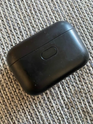 Svarta trådlösa in-ear från Plantronics - Säljer ett par svarta trådlösa in-ear hörlursfodra från Plantronics (PLT) med tillhörande laddningsetui. Etuiet är kompakt och har en oval form med PLT-loggan på locket. 