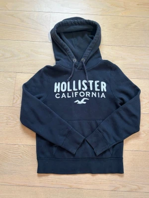 Vintage Hollister hoodie - Snygg hoodie från hollister. Skicket är 8/10 då den har några få defekter men de syns knappast! Storleken är S men sitter mer som en M. Startpriset är 600kr men kan diskuteras! Hör gärna av dig vid minsta fundering eller fråga! 🙌💯