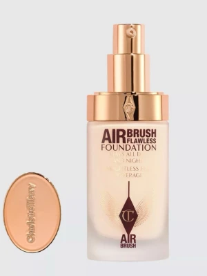 Charlotte Tilbury Airbrush Foundation - Charlotte Tilbury Airbrush Flawless Foundation i glasflaska med guldfärgad pump och lock. Foundationen har en ljus nyans och ger full täckning. Flaskan har elegant design med frostat glas och detaljer i guld. Perfekt för en jämn och slät bas, i nyansen 1 neutral.