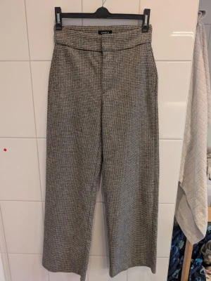 Lykke kostymbyxor från Lindex - Storlek 34. Gott skick! Svart och beige/cremefärgat hundtandsmönster. 