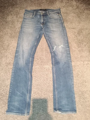 Ljusblå replay jeans W28 L32 - Ljusblå jeans från replay. Klassisk femficksmodell med läderpatch bak i midjan. Jeansen har en tvättad look och är tillverkade i bomull för en skön känsla. Använda få gånger, mycket bra skick! 