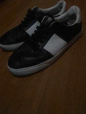 Valentino flycrew 41 - Säljer nu mina Valentino flycrew storlek 41 nu när dom börjar bli för små för mig