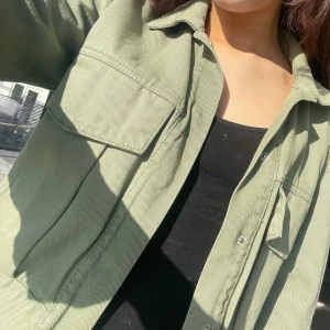 Grön jeansjacka Zara - Snygg och trendig olivgrön jeansjacka från Zara i storlek XS💚